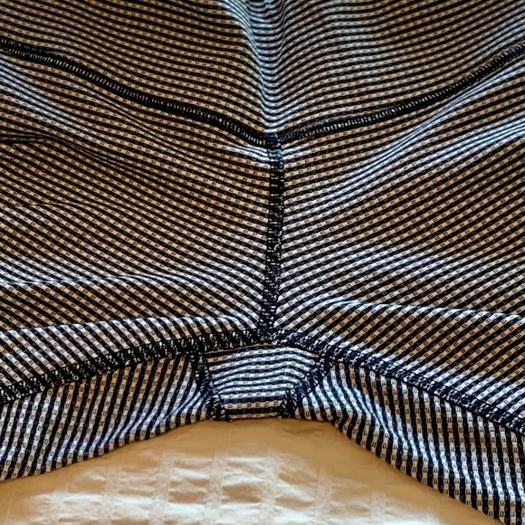 EUC Lululemon Size 6 crop - Picture 4 of 8